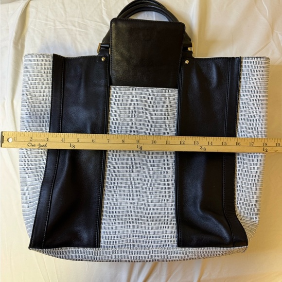Pour La Victoire Black and White Tote Bag with Color-Block Design - Picture 8 of 9